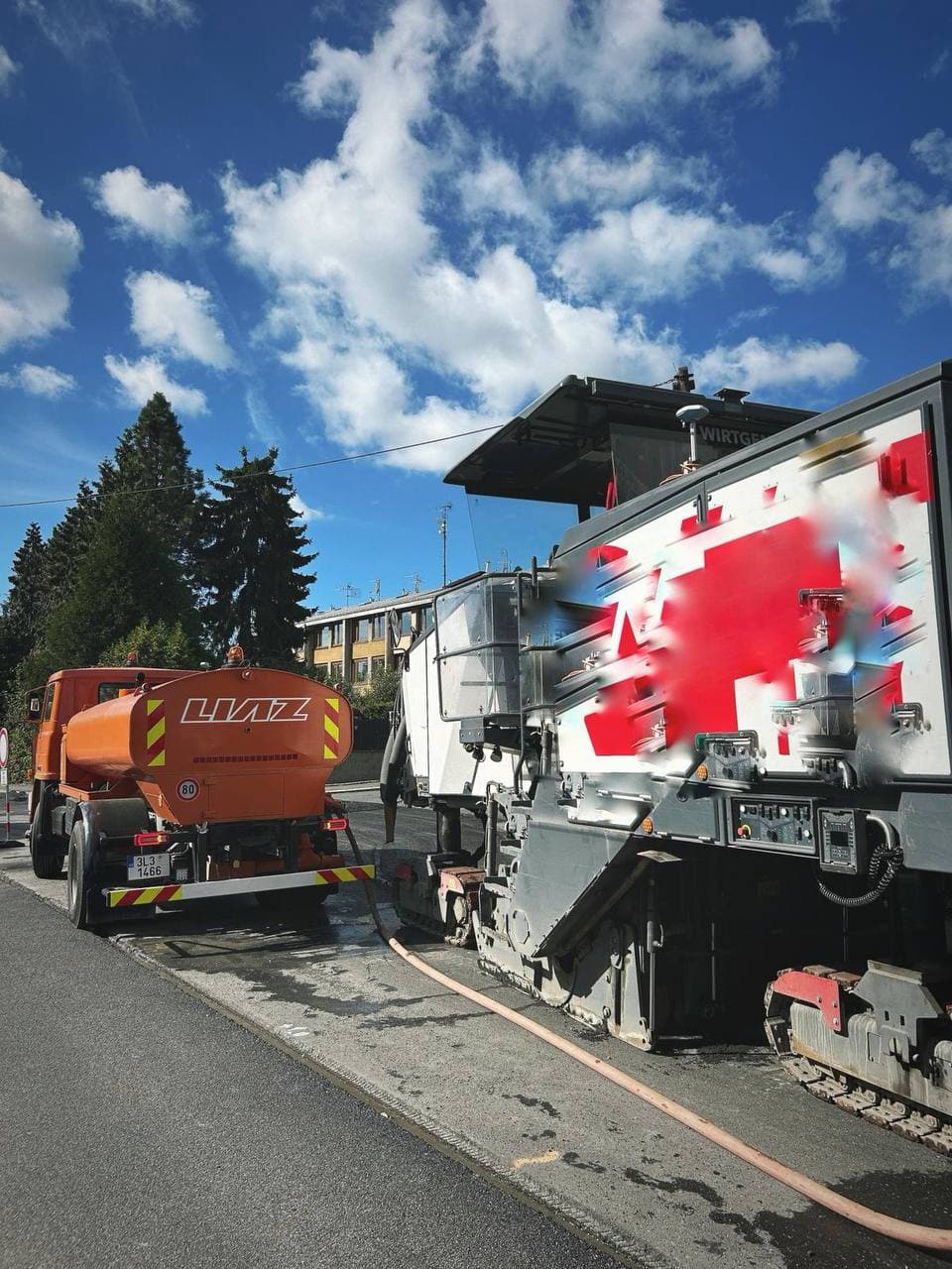 Plnění frézy Wirtgen při frézování vozovky